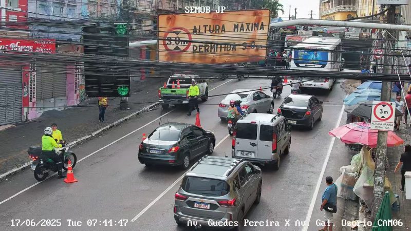 Motociclista fica ferido após ser atropelado por ônibus no Centro de João Pessoa