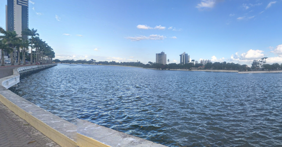 Mulher perde controle de carro e cai no Açude Velho, em Campina Grande