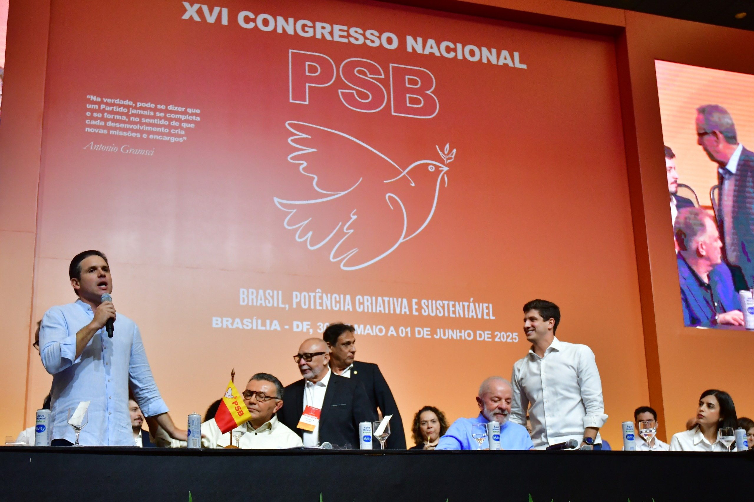 No Congresso do PSB, Hugo Motta ouve gritos de “sem anistia” e exalta nova liderança de João Campos