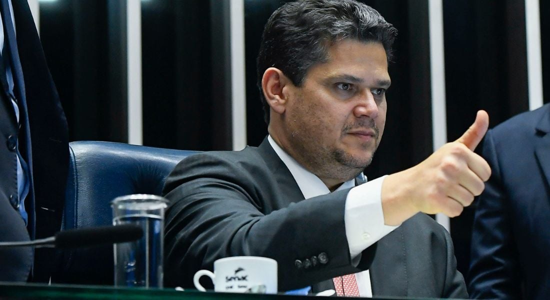 Alcolumbre ignora família Bolsonaro e reafirma que não pautará impeachment de Moraes