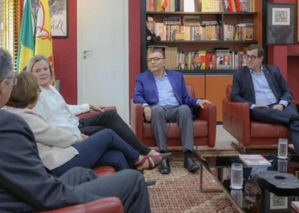 Bastidores: articulação silenciosa enfraquece PSB e projeta supernominata da federação PT-PV-PCdoB na PB para 2026