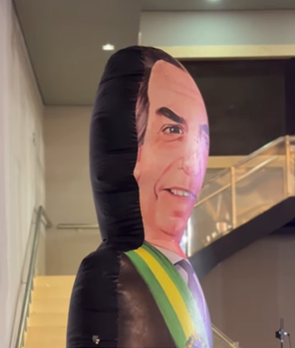 Bolsonaro marca presença em forma de boneco gigante no evento de Michelle em CG