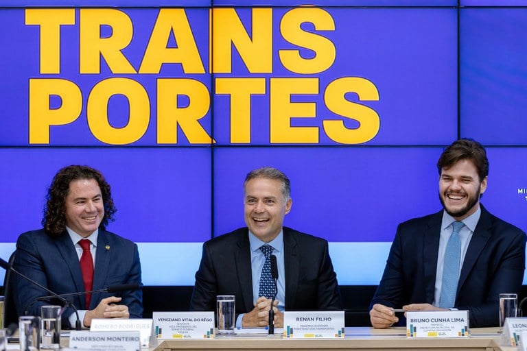 Bruno assina na sexta termo de cooperação com o Governo Federal que marcará o início da revitalização da linha férrea, em Campina