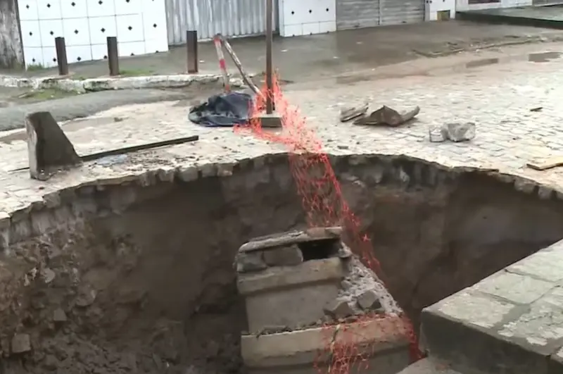 Buraco gigante se forma em rua do Valentina e rompe tubulações de água e esgoto