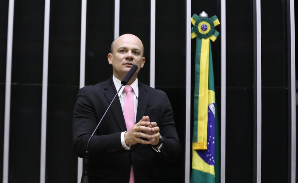 Cabo Gilberto nega agressão contra Janones no plenário da Câmara: “Foi um esbarrão normal”