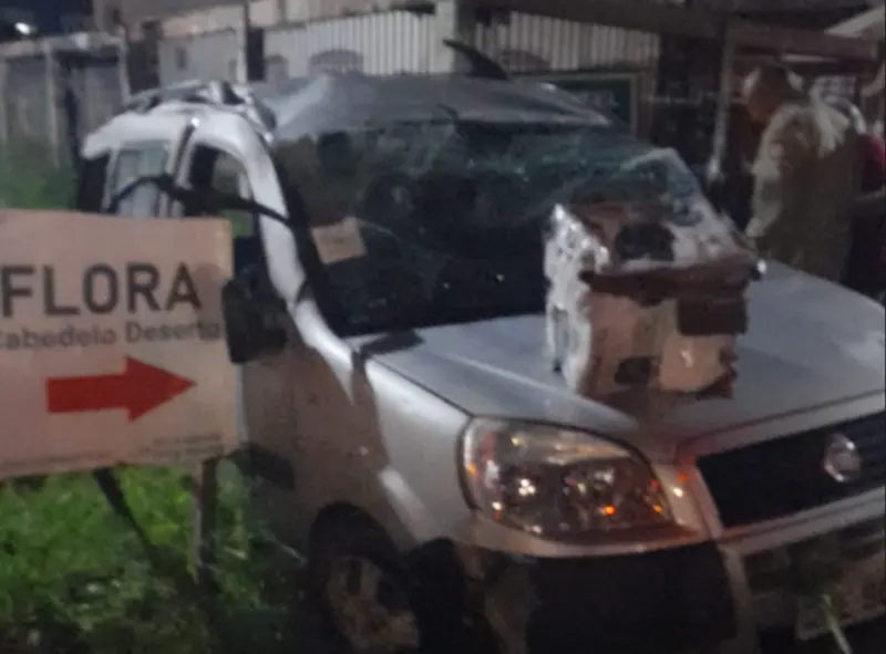 Capotamento em trecho sem sinalização na saída da BR-230 para a Praia do Poço deixa dois feridos