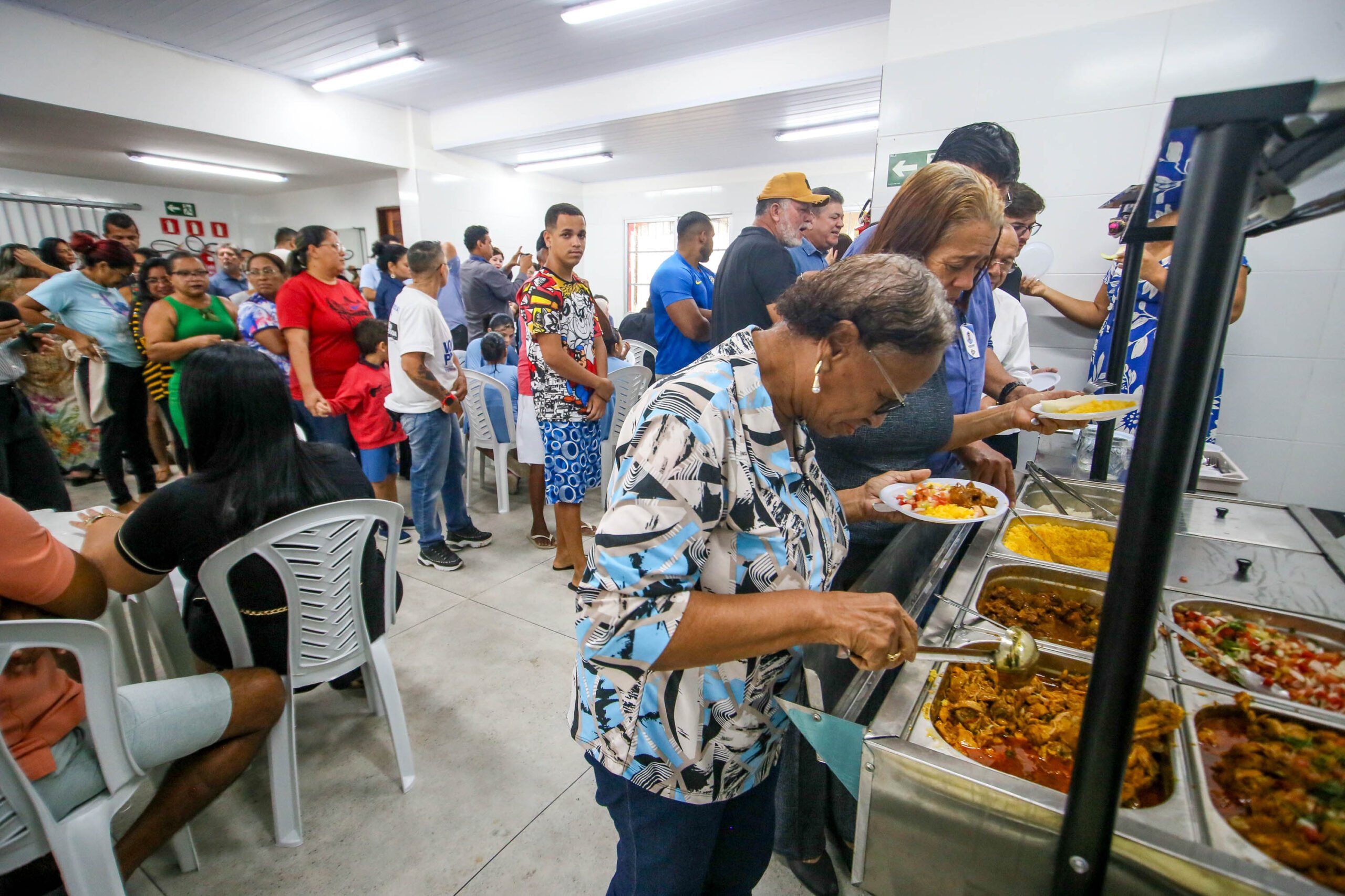 Cícero entrega Cozinha Comunitária do Gervásio Maia
