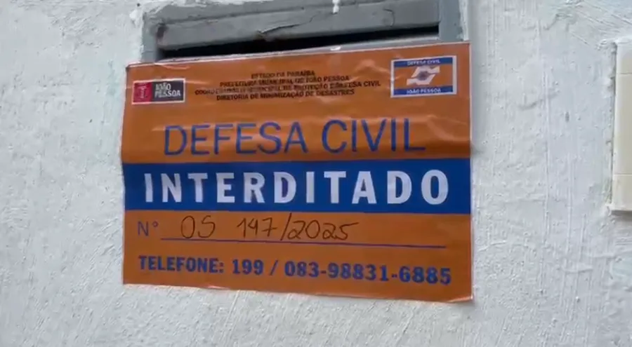Defesa Civil interdita duas casas no bairro da Torre, em João Pessoa, após deslizamento de terra