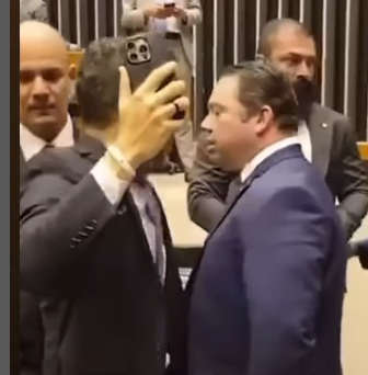 Deputado paraibano é acusado por Janones de agressão durante sessão na Câmara; veja vídeo