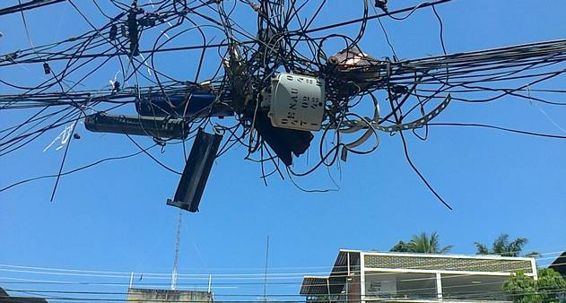 Fios soltos e caos nos postes: MPF busca solução definitiva para desordem em João Pessoa