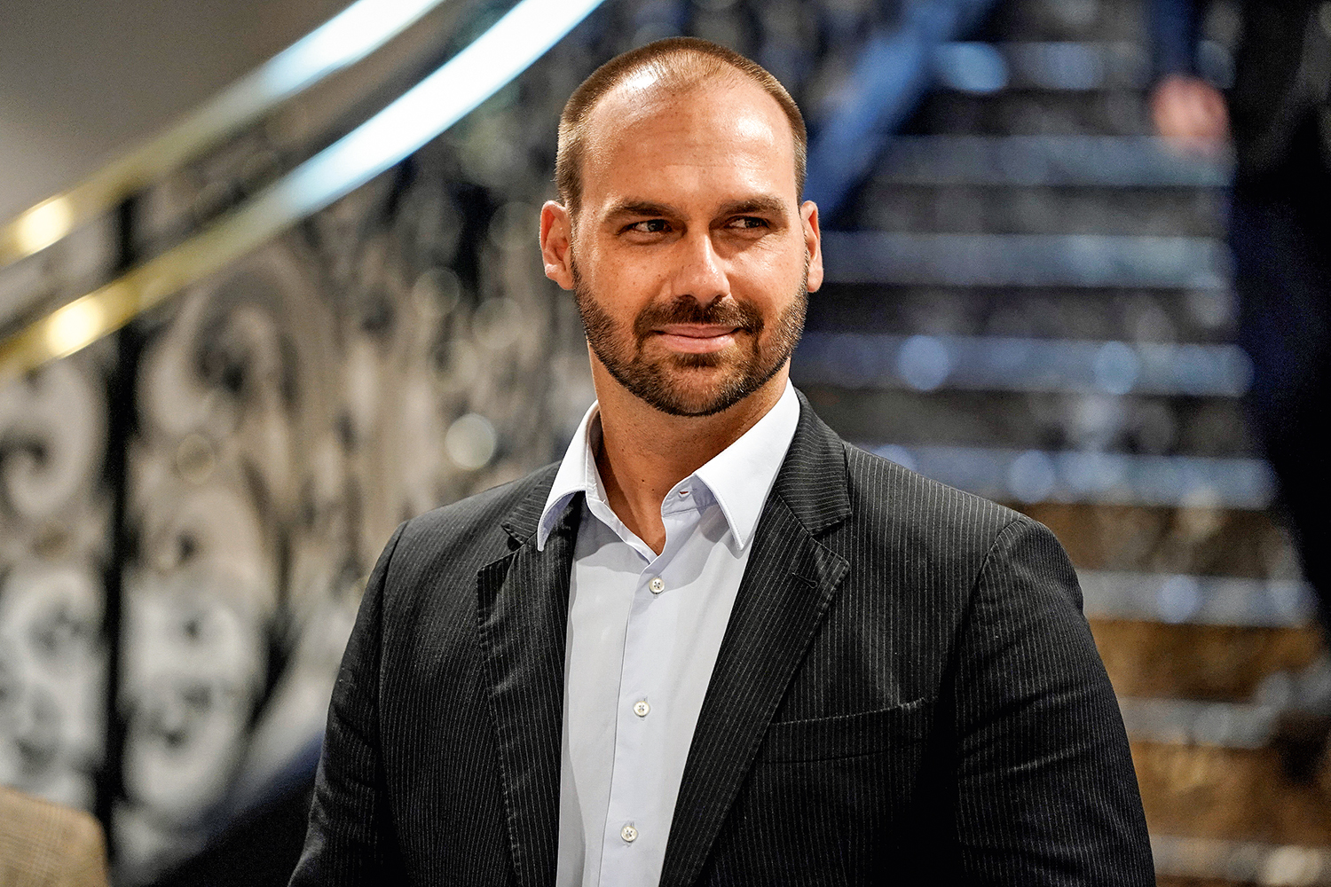 Imprensa nacional afirma que Eduardo Bolsonaro quer levar Hugo Motta aos EUA para discutir taxação imposta por Trump