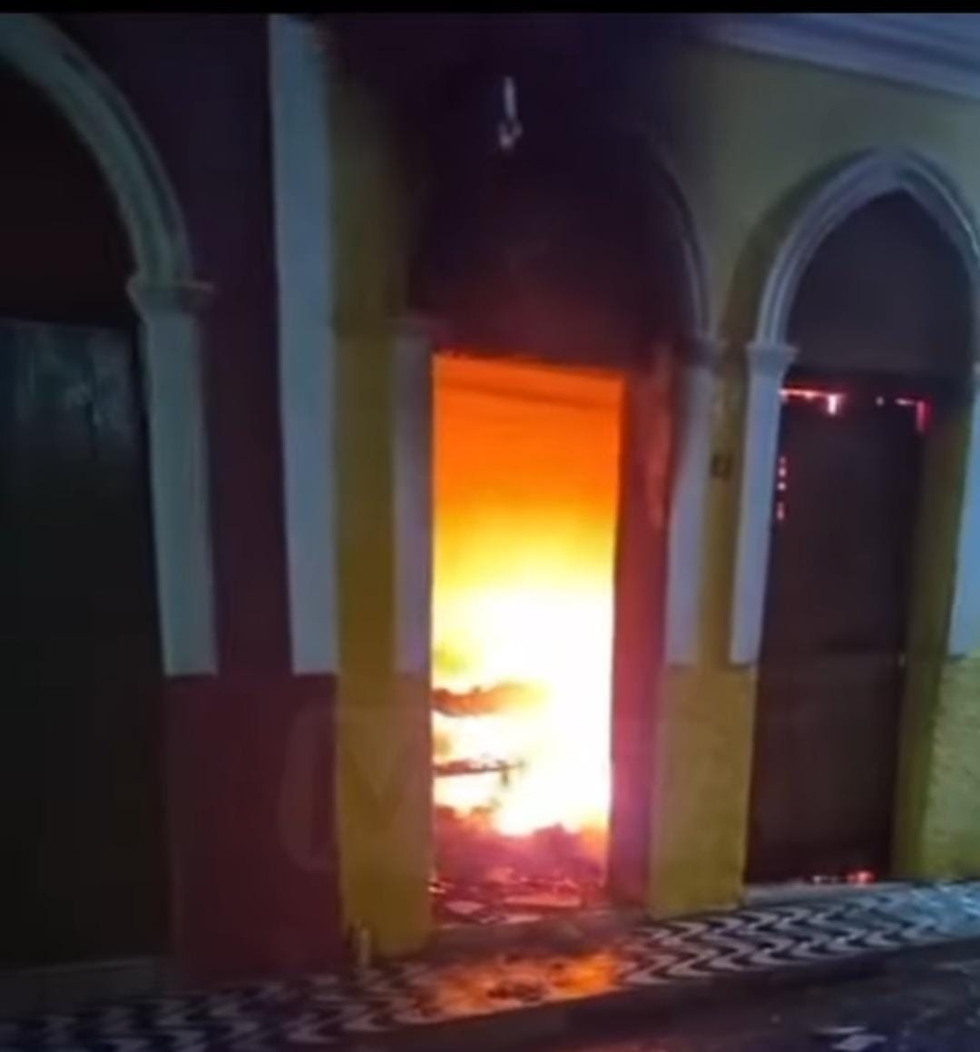 Incêndio atinge copiadora em casarão histórico no Centro de Areia
