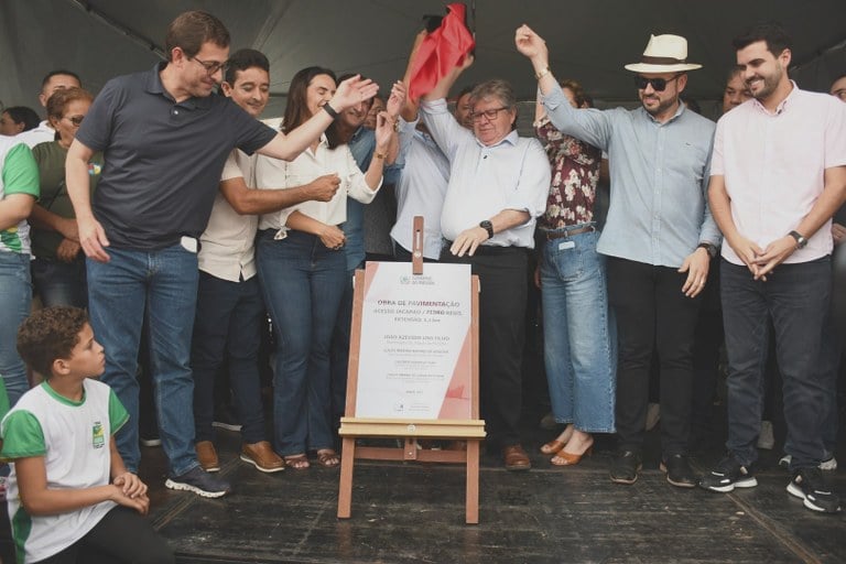 João entrega obras em Pedro Régis e destaca presença do governo nos municípios