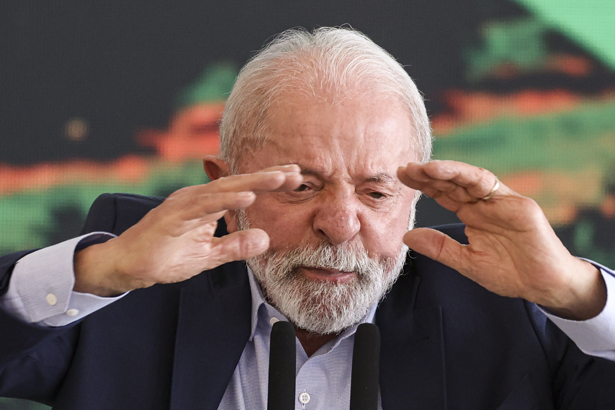 Lula chama Trump “para conversar” e reafirma que Brasil tenta negociar