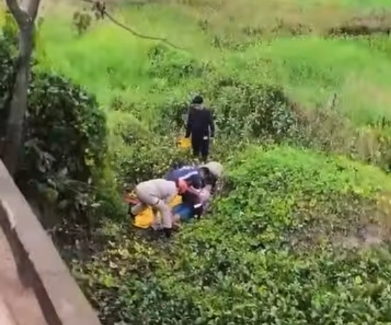 Motociclista cai de ponte após acidente em Cajazeiras e é resgatado pelos Bombeiros