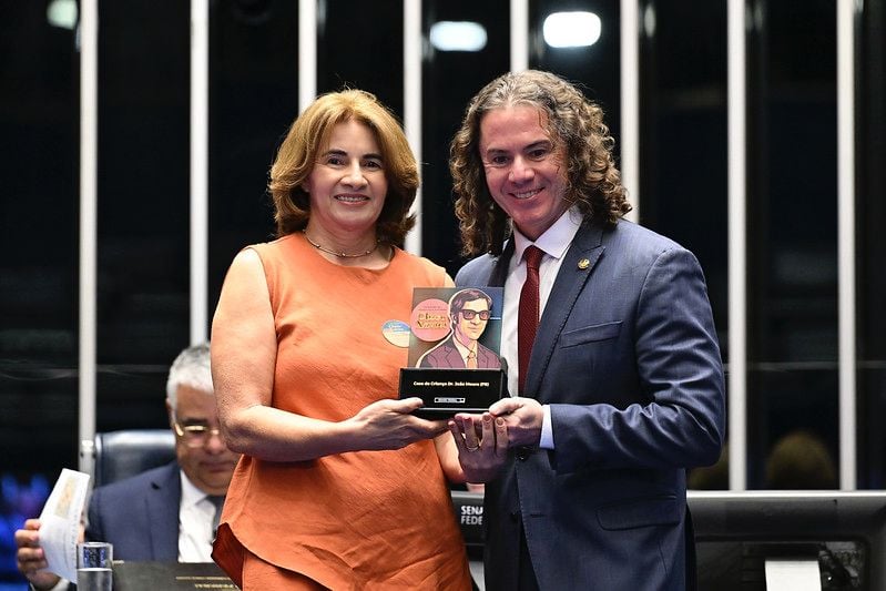 Por indicação e Veneziano, Casa da Criança Dr. João Moura, de CG, recebe comenda no Senado Federal