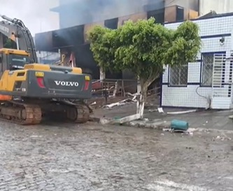 Supermercado é demolido após incêndio de grandes proporções na divisa de PE com a Paraíba