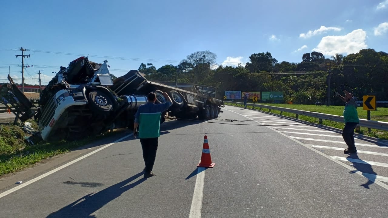 Trânsito segue parcialmente interditado na BR-230 em Santa Rita por causa de carreta tombada