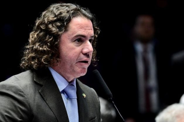 Veneziano atende pipeiros paraibanos e informa repasse de R$ 50 milhões ao Exército