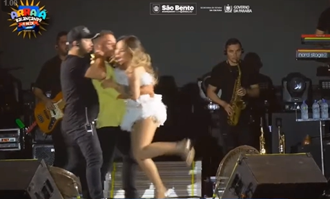 Vídeo: cantora Walkyria Santos é surpreendida por fã que invade palco e a derruba durante show na Paraíba