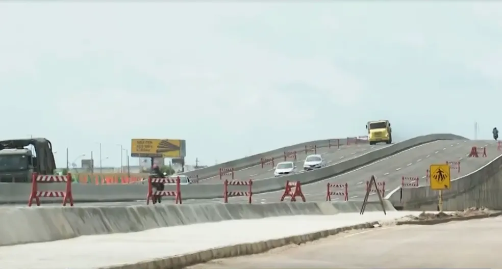 BR-230 é parcialmente interditada para transporte de vigas de concreto, em Cabedelo