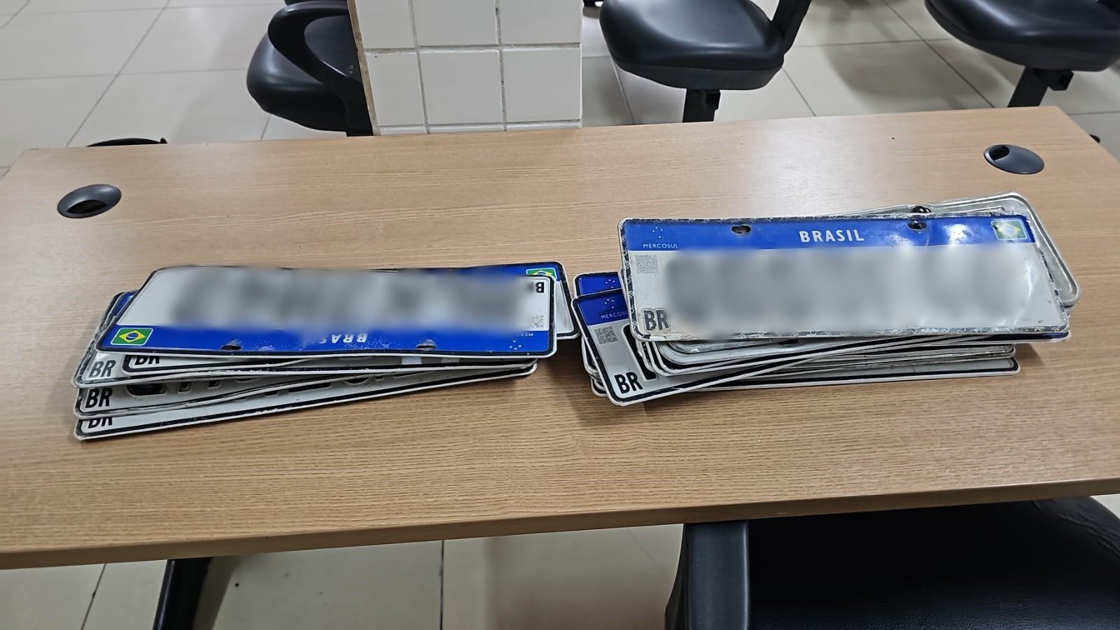 CHUVAS: Equipes de plantão encontram mais de 20 placas de carros ao lado da Cidade da Polícia Civil em João Pessoa