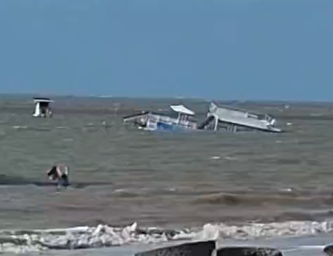 Catamarã ancorado afunda na praia do Seixas, em João Pessoa
