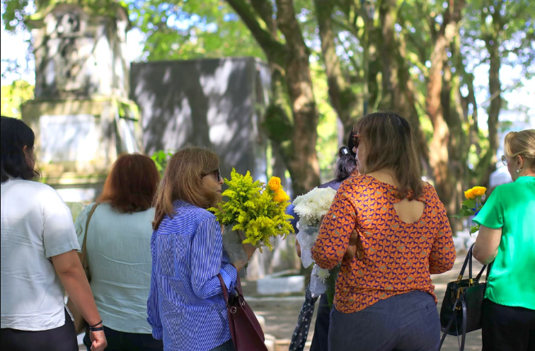 Cemitérios de João Pessoa recebem famílias para homenagens no Dia dos Pais