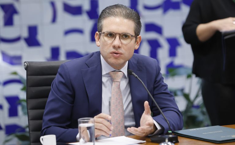 Centrão aconselha Motta a contar faltas de Eduardo Bolsonaro para cassação