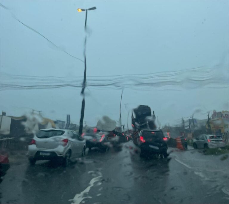 Chuva intensa paralisa trânsito nas BR-101 e 230 e dificulta saída de João Pessoa