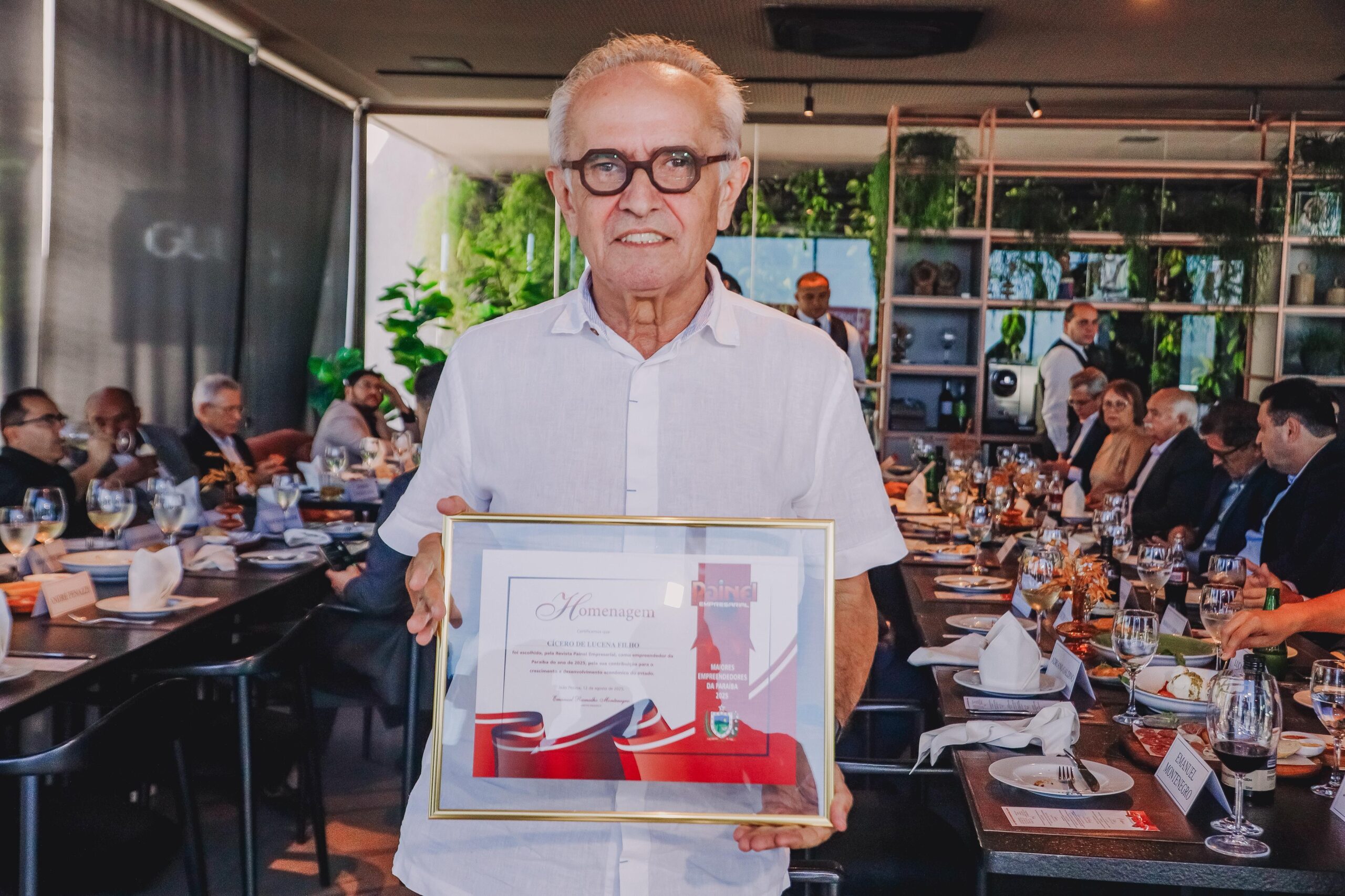 Cícero Lucena recebe certificado de maior empreendedor da Paraíba