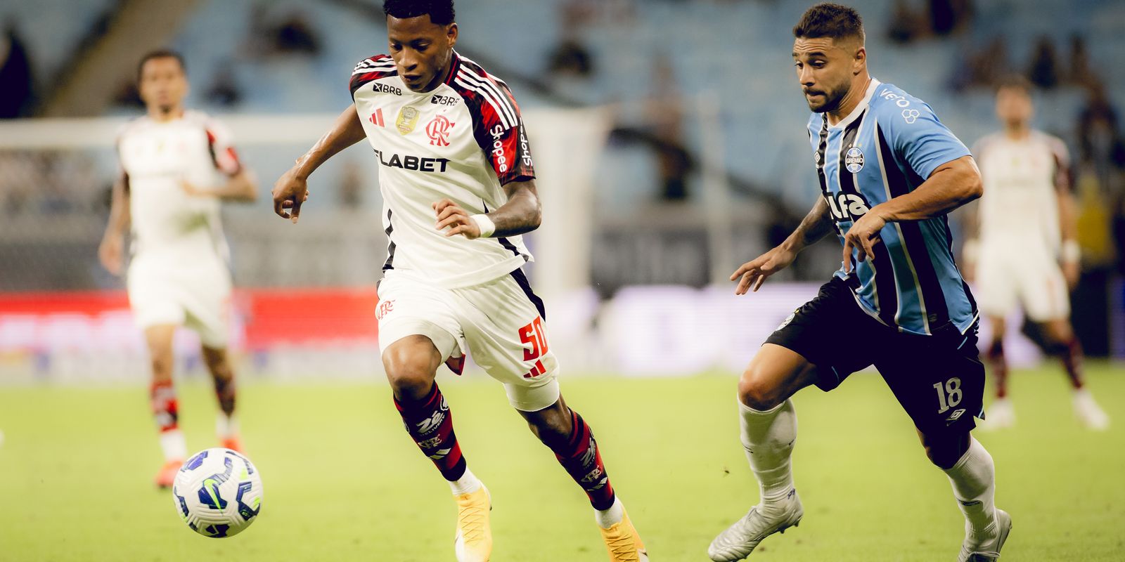 Em momentos distintos, Flamengo e Grêmio se enfrentam no Maracanã