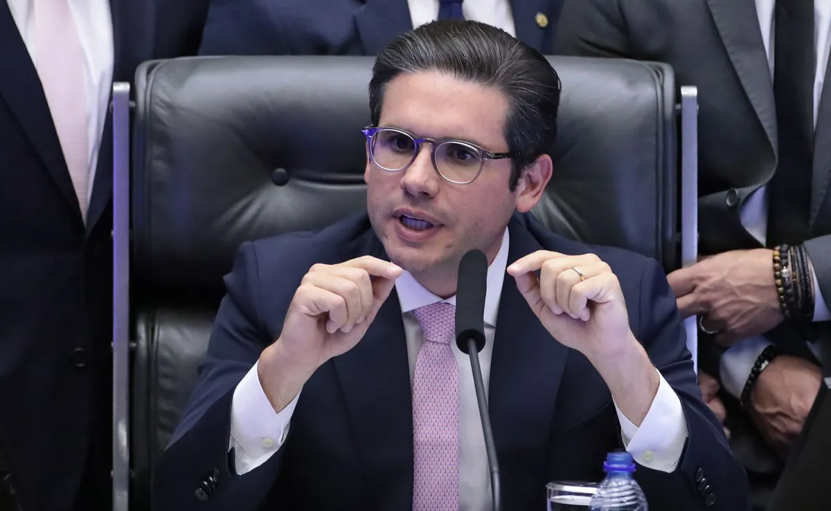 Citando influencer Felca, Hugo Motta pauta na Câmara combate à adultização infantil