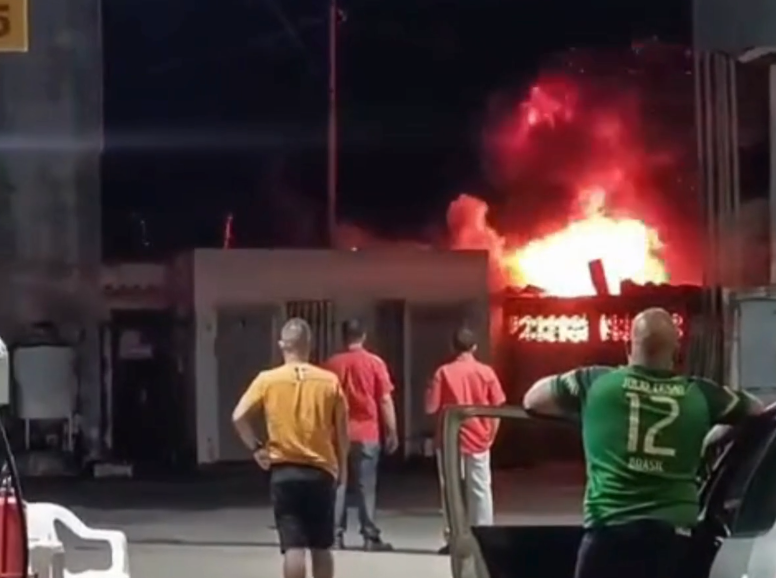 Incêndio destrói borracharia e provoca desabamento de telhado em Cabedelo
