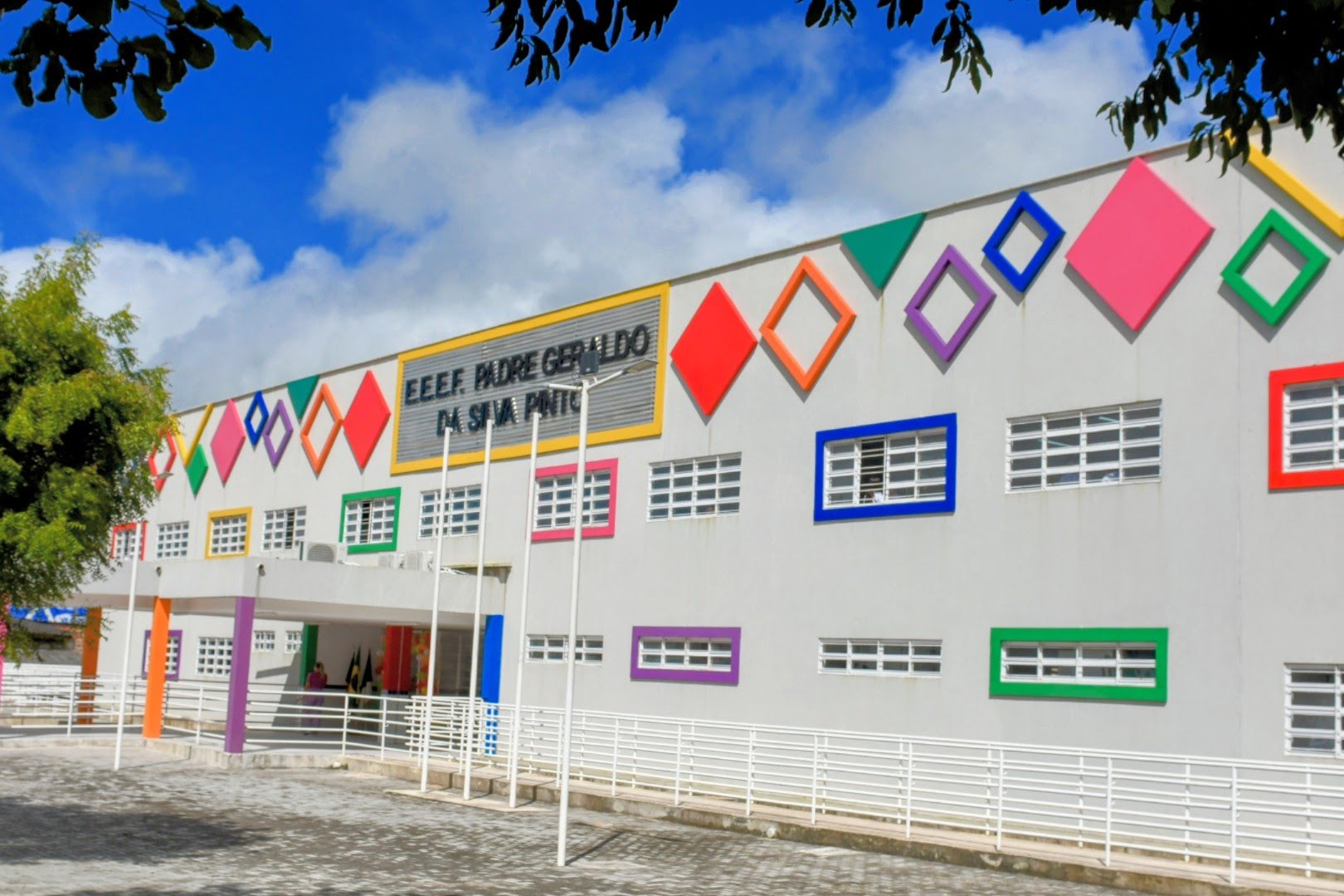 João Azevêdo inaugura escolas em Solânea e Casserengue