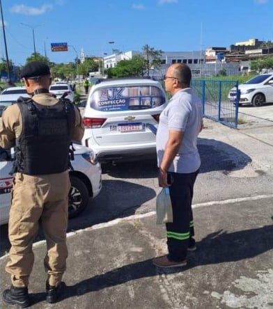 Manifestação de taxistas bloqueia saída de ônibus na Rodoviária de João Pessoa