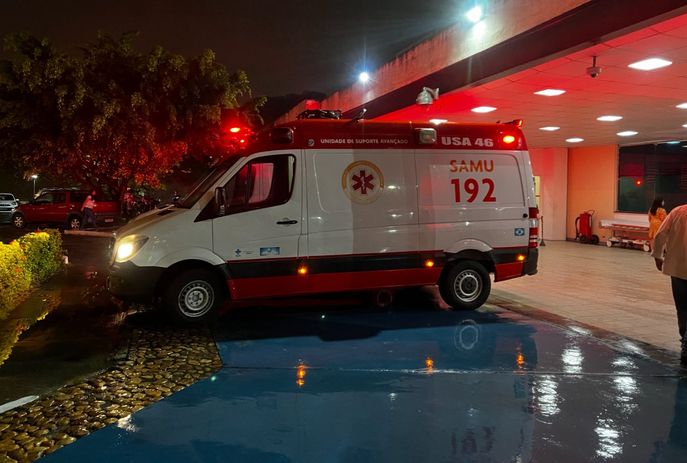 Motorista colide com poste no Altiplano e é socorrido ao Hospital de Trauma em João Pessoa
