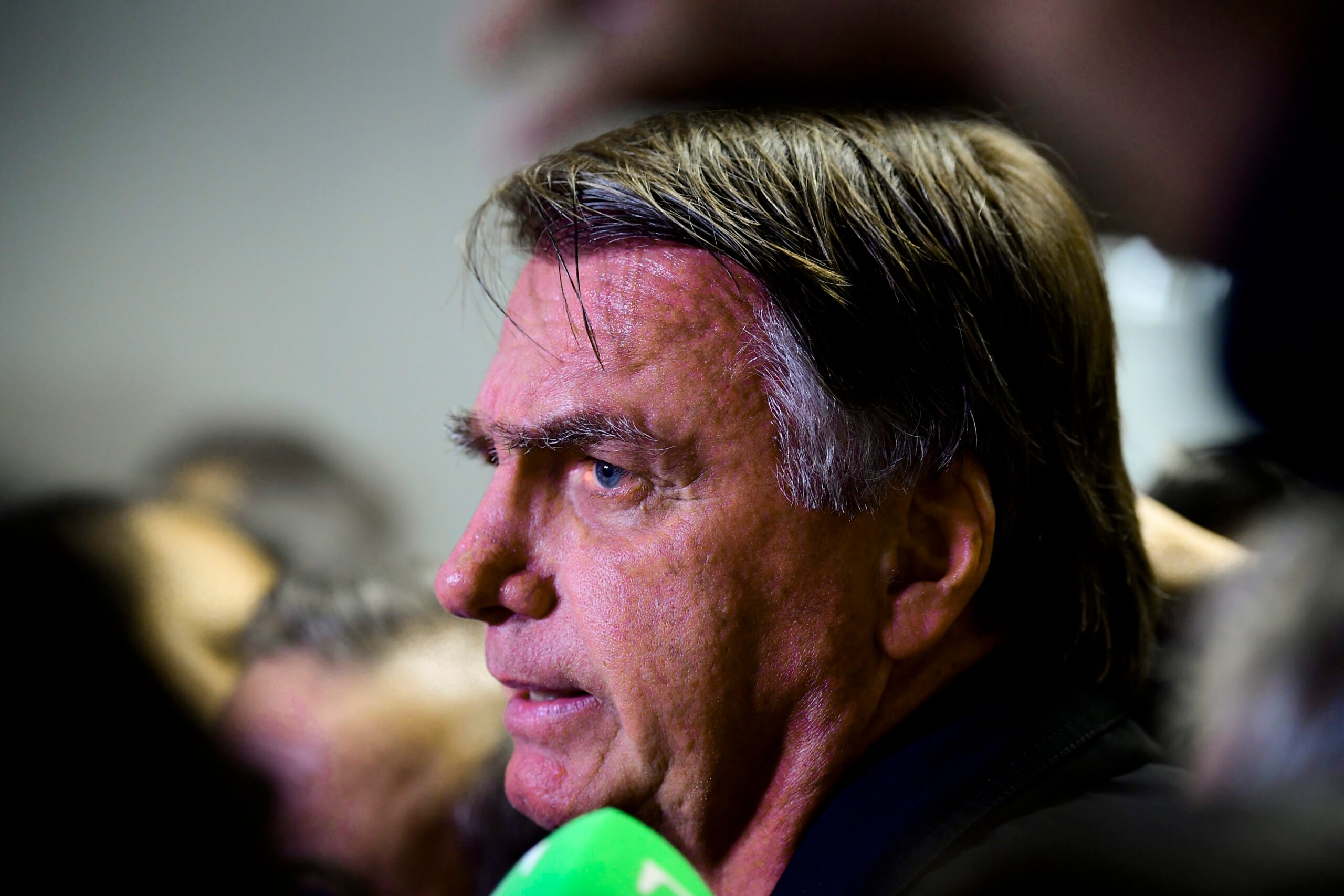 Bolsonaro é levado a hospital após apresentar soluço, vômitos e queda de pressão