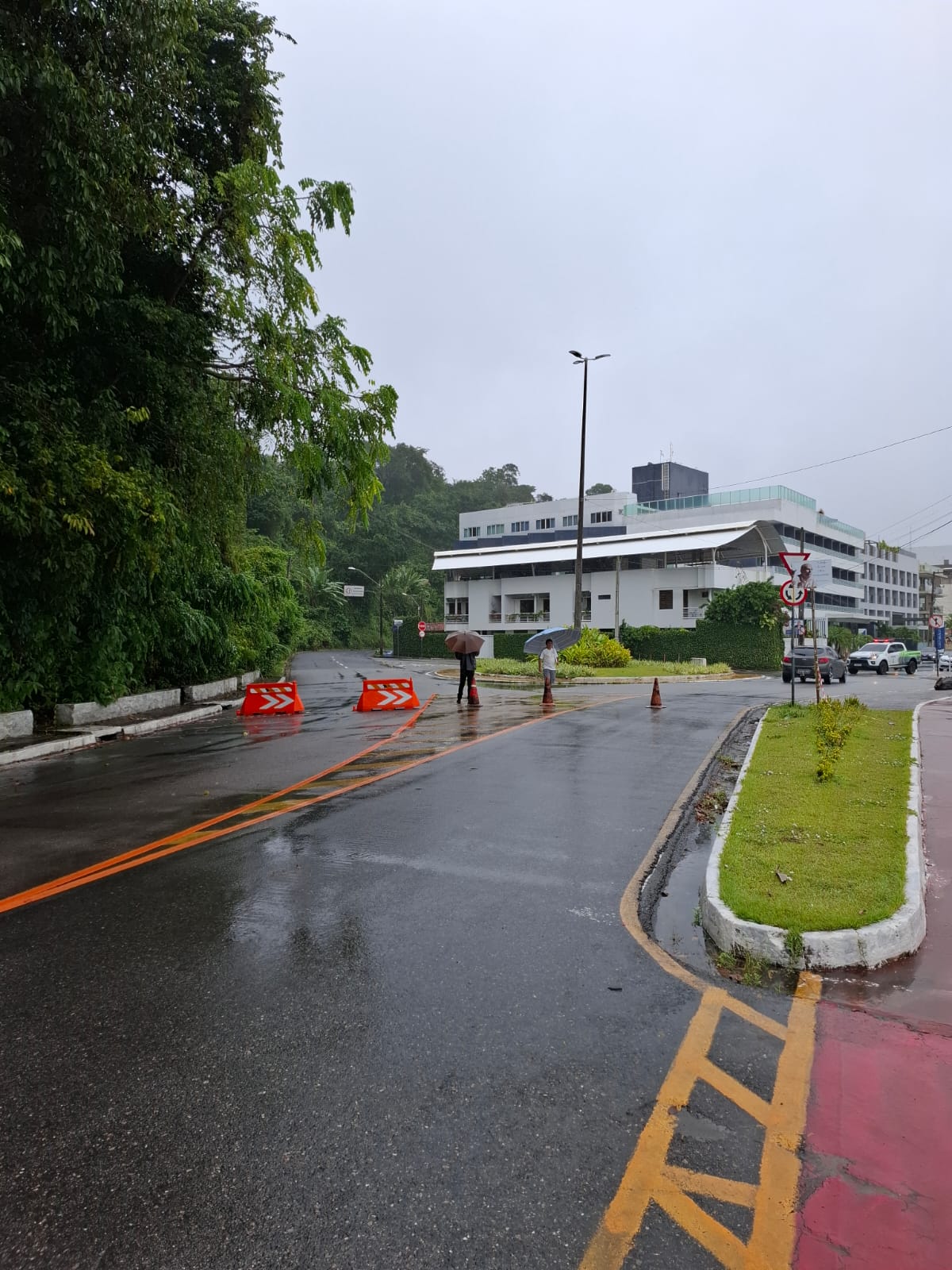 Trecho da Avenida Cabo Branco segue interditado após deslizamento de barreira na orla de João Pessoa