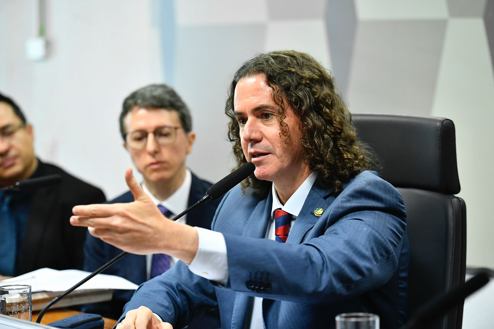 “O atual governo em nenhum momento quis esconder”, diz Veneziano ao analisar a criação da CPMI do INSS