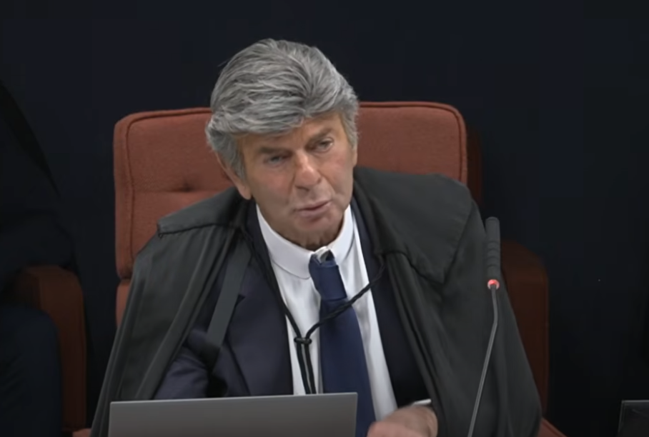 2 x 1 – Fux absolve Bolsonaro dos cinco crimes da trama golpista