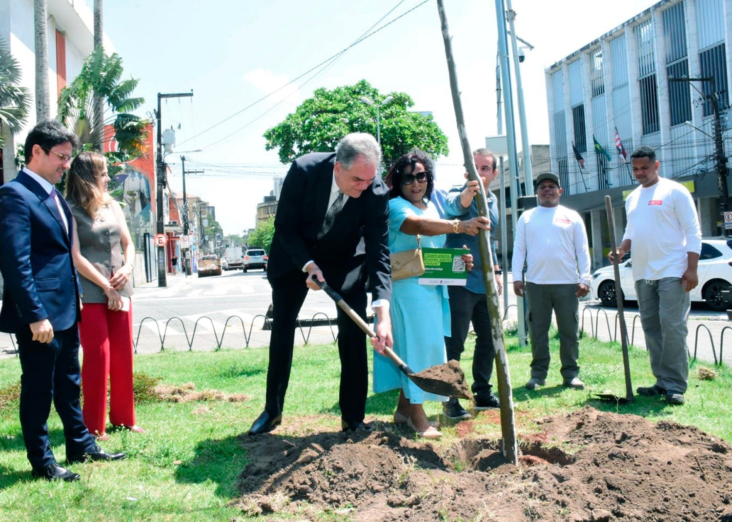 Desembargador Fred Coutinho planta árvores e reafirma compromisso do TJPB com o meio ambiente