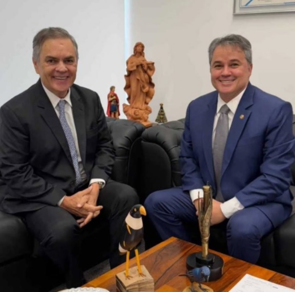 Efraim Filho se reúne com Cássio Cunha Lima em Brasília e debatem os rumos da oposição na Paraíba: “Conversa boa”