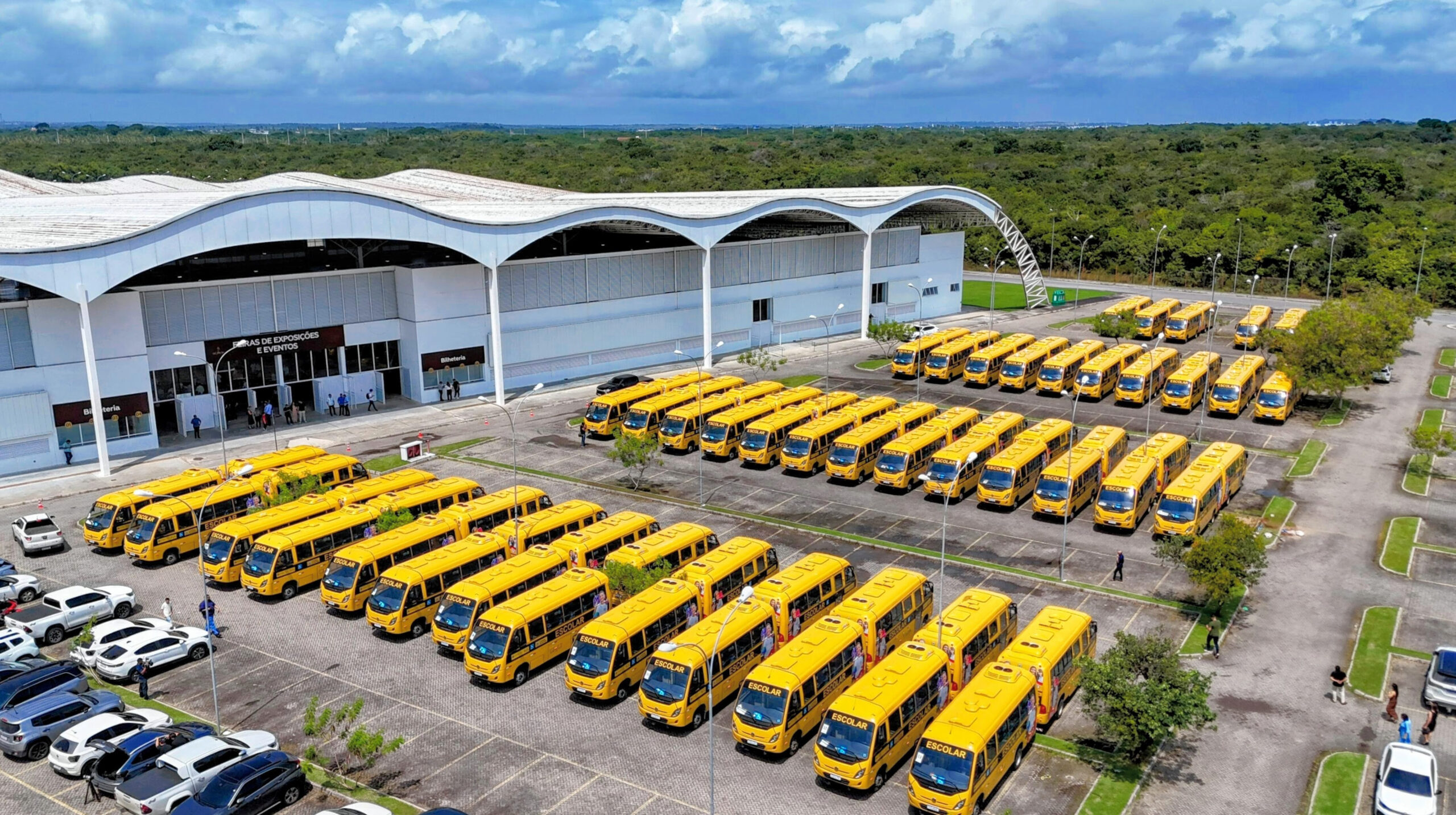 João Azevêdo entrega mais de 100 ônibus escolares para municípios paraibanos