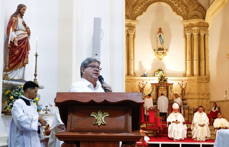 João Azevêdo participa de missa na Igreja de Lourdes e destaca ICMS Cultural na preservação do Centro Histórico da Capital