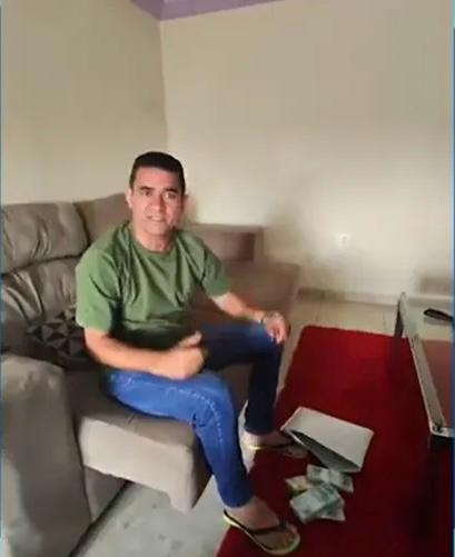 Prefeito de Caaporã é filmado recebendo bolsa com dinheiro antes de campanha na Paraíba