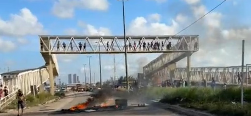 Protesto interrompe trânsito da BR-230 entre Cabedelo e João Pessoa