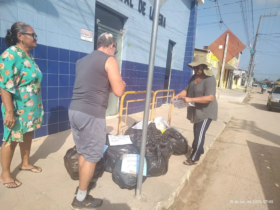 Sem coleta há uma semana, moradores de Lucena realizam protesto e levam lixo à porta da prefeitura