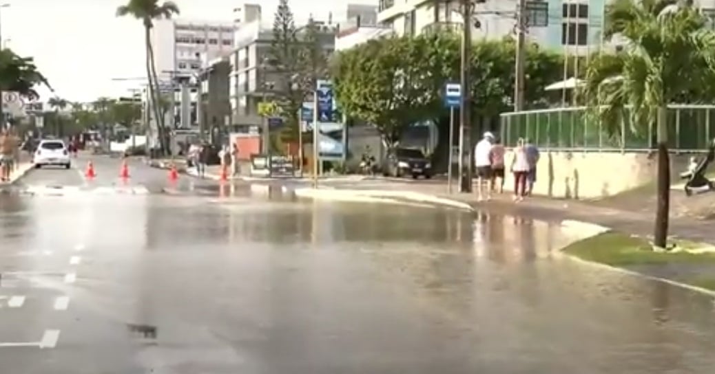 Vazamento interdita trecho da orla do Cabo Branco nesta segunda