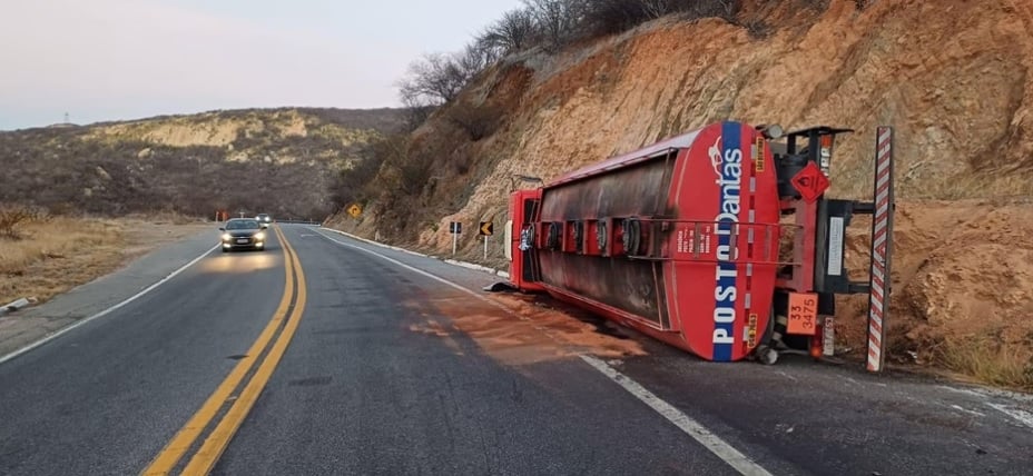 ATENÇÃO: derramamento de combustível fecha totalmente a BR-230 na altura da Serra de Stª Luzia